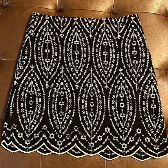 LOFT Dresses & Skirts - Sz4 LOFT scalloped hem skirt